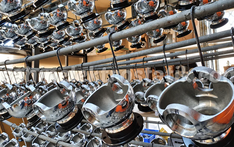 Askı hattında toz boya için hazırlanmış metal parçalar